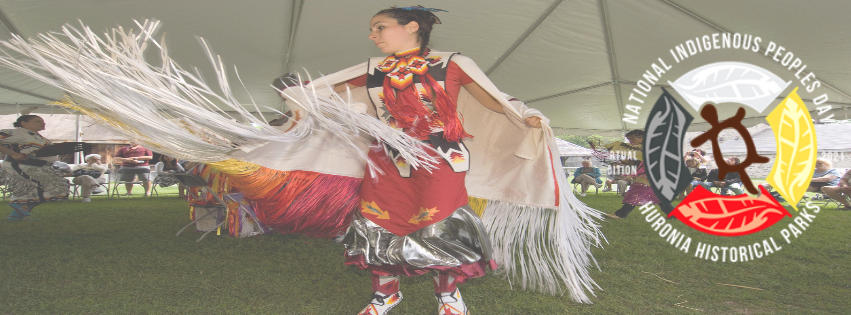 Une femme autochtone en habit cérémonial, dansant sous une tente a Sainte-Marie-au-pays-des-Hurons. Sur l'image il y a le logo the National Indigenous Peoples Day.