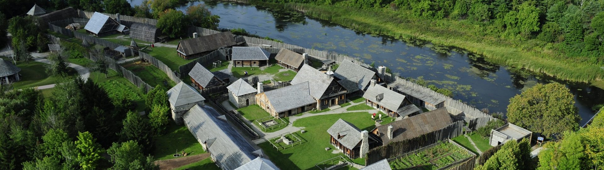 Une vue aérienne de Sainte-Marie-au-pays-des-Hurons et la rivière Wye