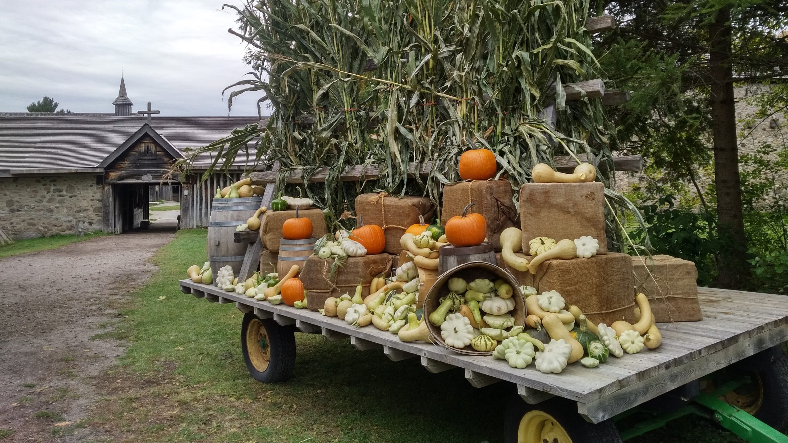 Des décorations d'automne à Sainte-Marie pendant la fete des récoltes annuelle