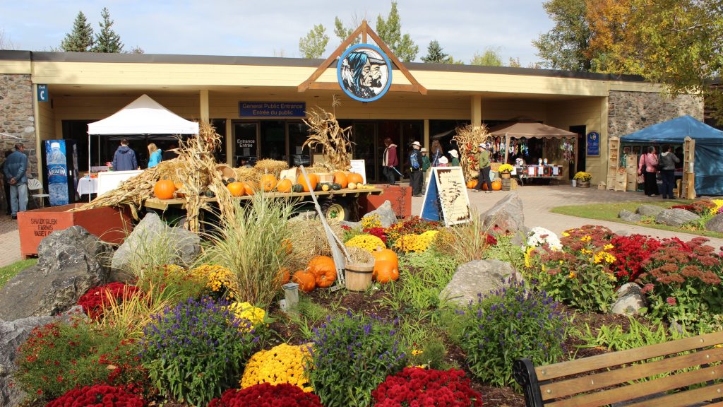 l'entrée de Sainte-Marie, tout décoré pour l'automne, avec des vendeurs et artisans, pendant la fete des récoltes annuelle