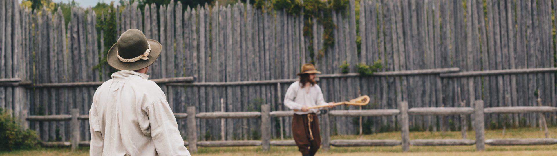 Deux interprètes historique, habillés en costumes de donné, à jouer la crosse à Sainte-marie