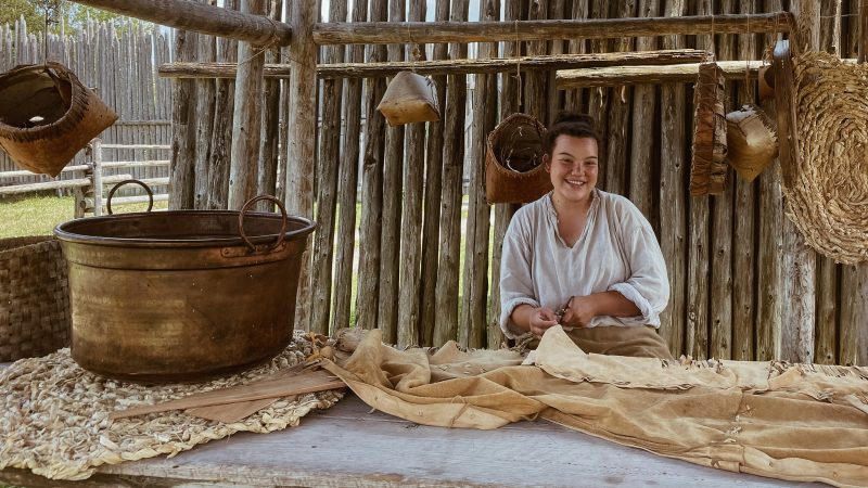 Hunter, spécialiste en programmes autochtones, prepare du cuir pour un projet de couture