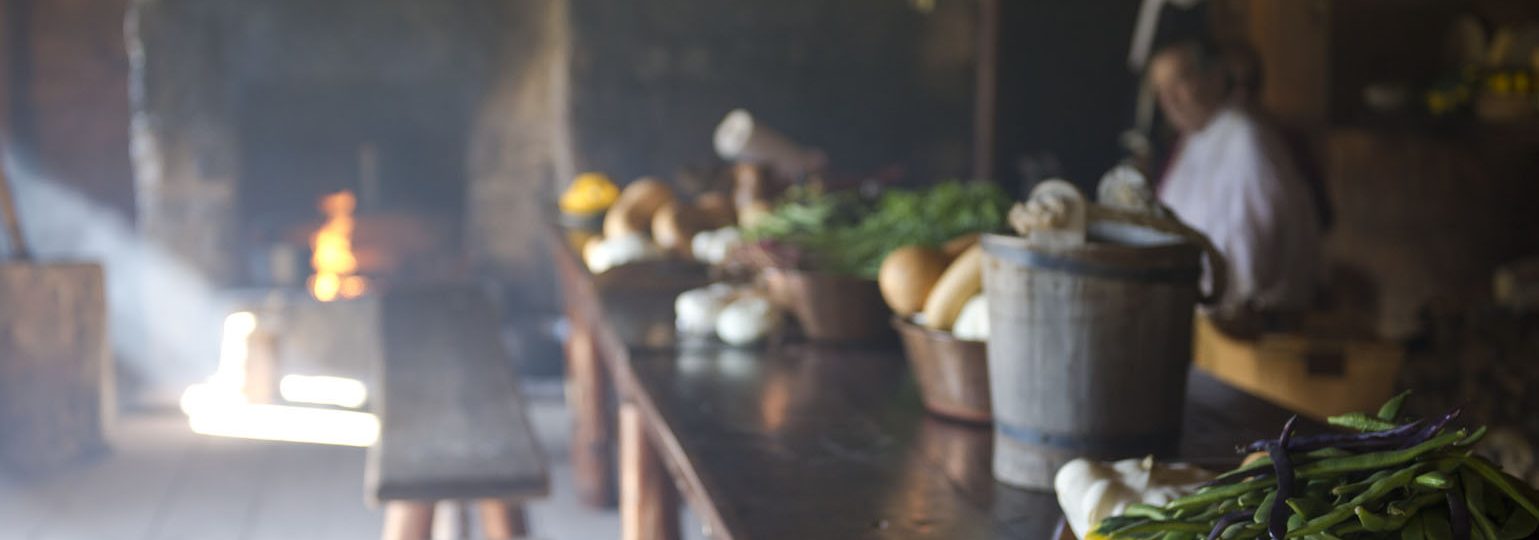La cuisine historique à Sainte-Marie-au-pays-des-Hurons, décoré avec du maïs et des courges