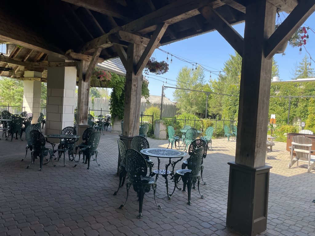 Exterior of entire outdoor patio at Restaurant Sainte-Marie