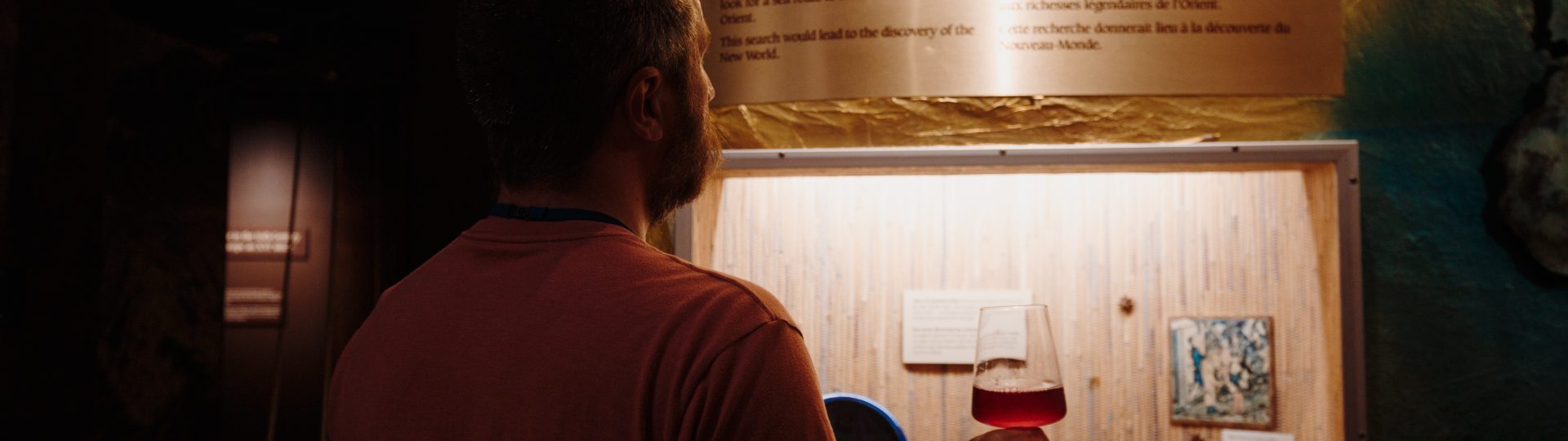 deux verres à vin remplis de vin rouge se réjouissent