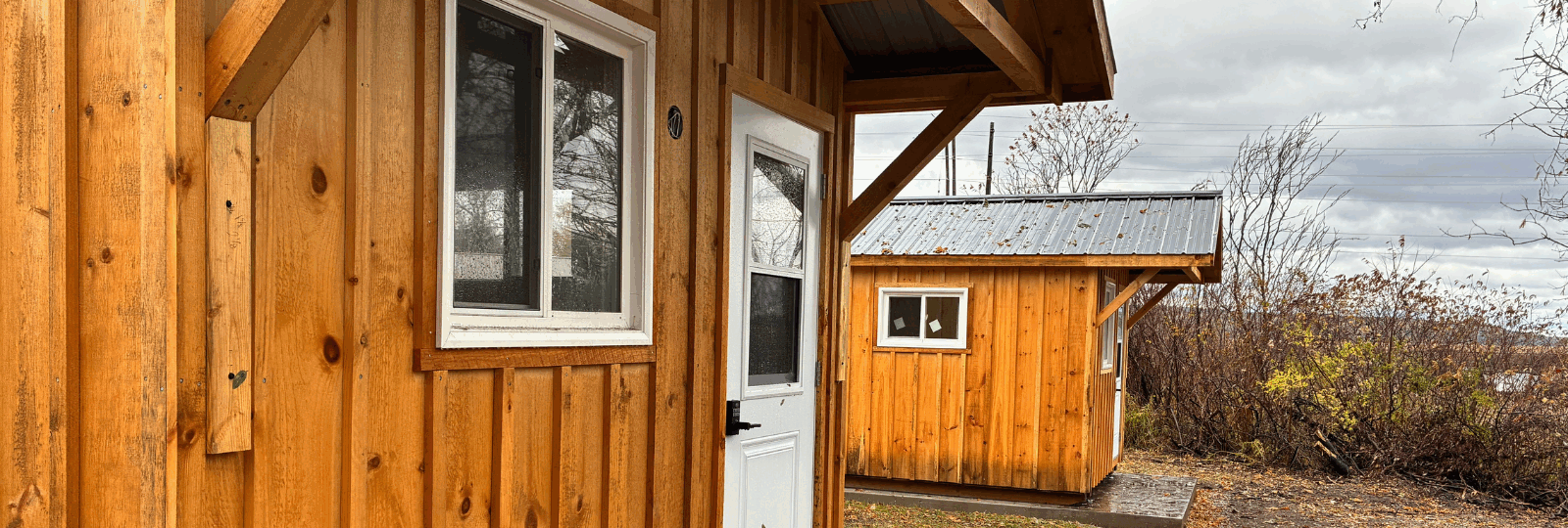 Un interprète pointe les portes principales de Sainte-Marie tout en guidant trois invités dans une visite guidée